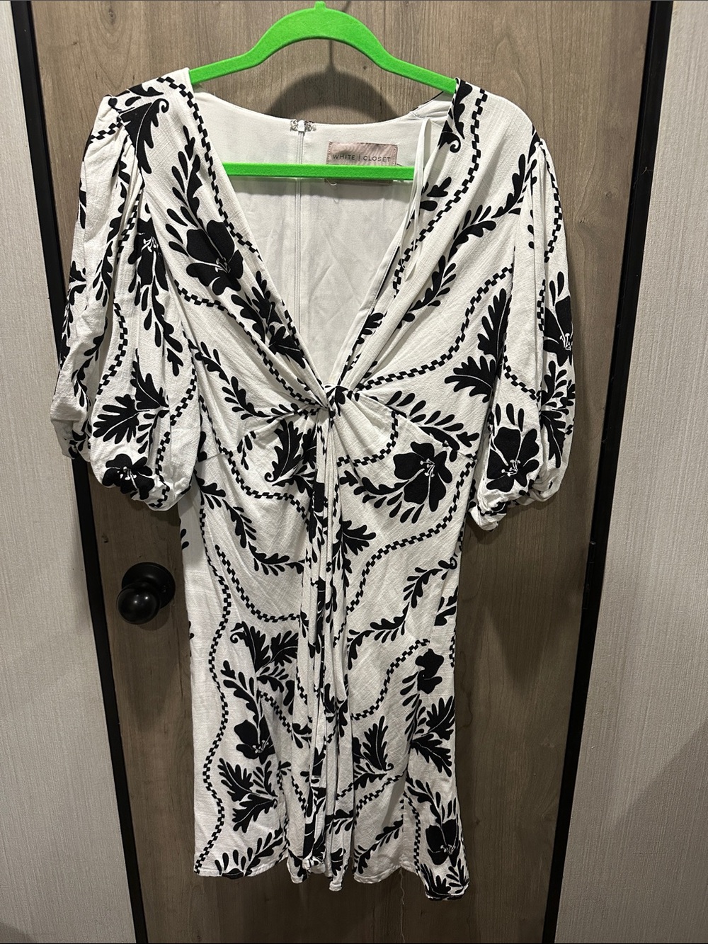 White Closet Elements XL Black & White Floral Puff Sleeve Dress
